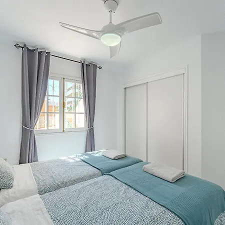 아파트 Heated Pool In Front Of A