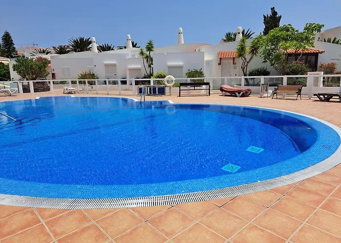 아파트 Heated Pool In Front Of A 아데제