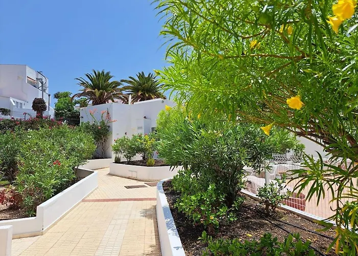 Heated Pool In Front Of A 아파트 *