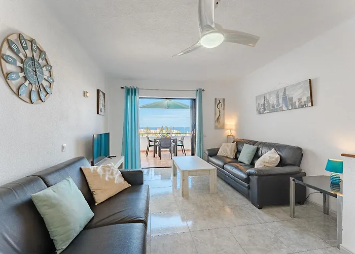 Heated Pool In Front Of A 아파트