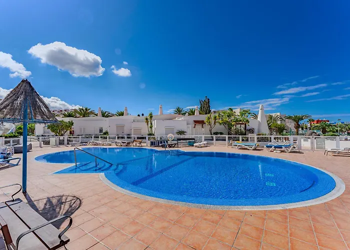 아파트 Heated Pool In Front Of A *