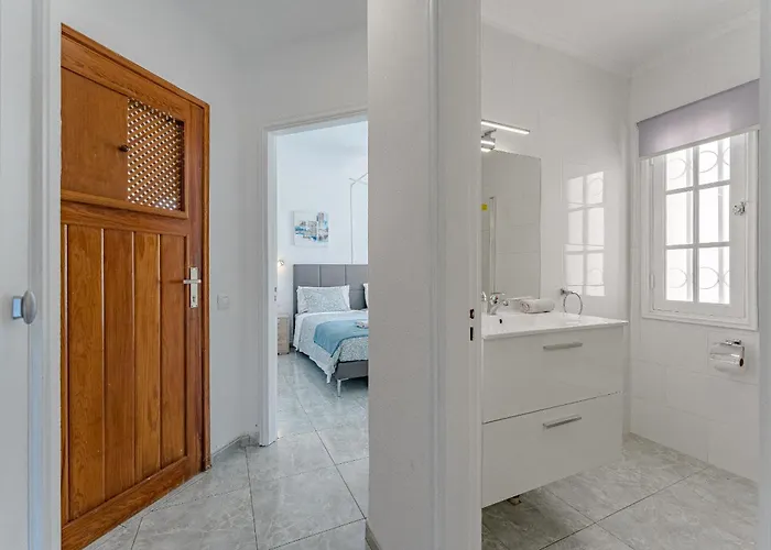 아파트 Heated Pool In Front Of A 아데제