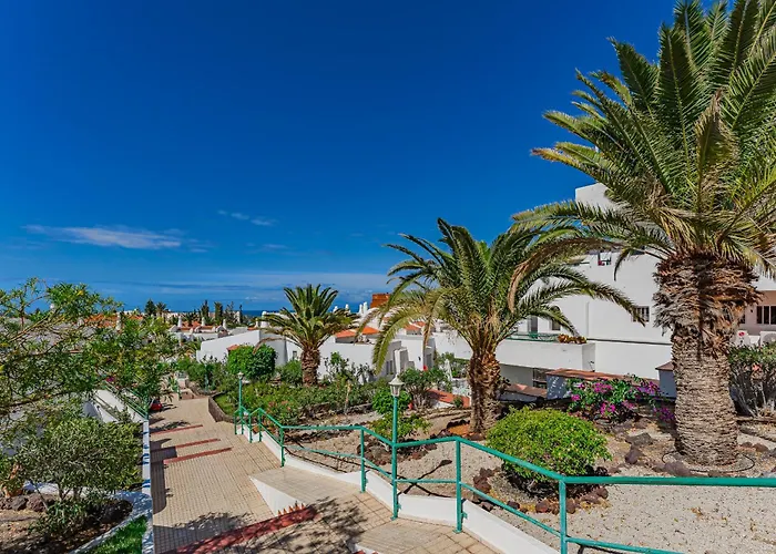 Heated Pool In Front Of A 아파트 *