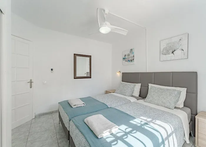 Heated Pool In Front Of A 아파트 *