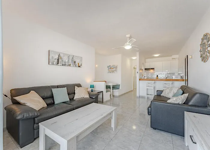 Heated Pool In Front Of A 아파트