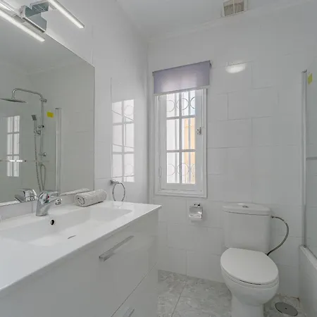 Heated Pool In Front Of A أذيخي