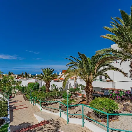 Heated Pool In Front Of A דירה *