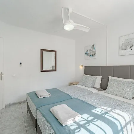 Heated Pool In Front Of A דירה *